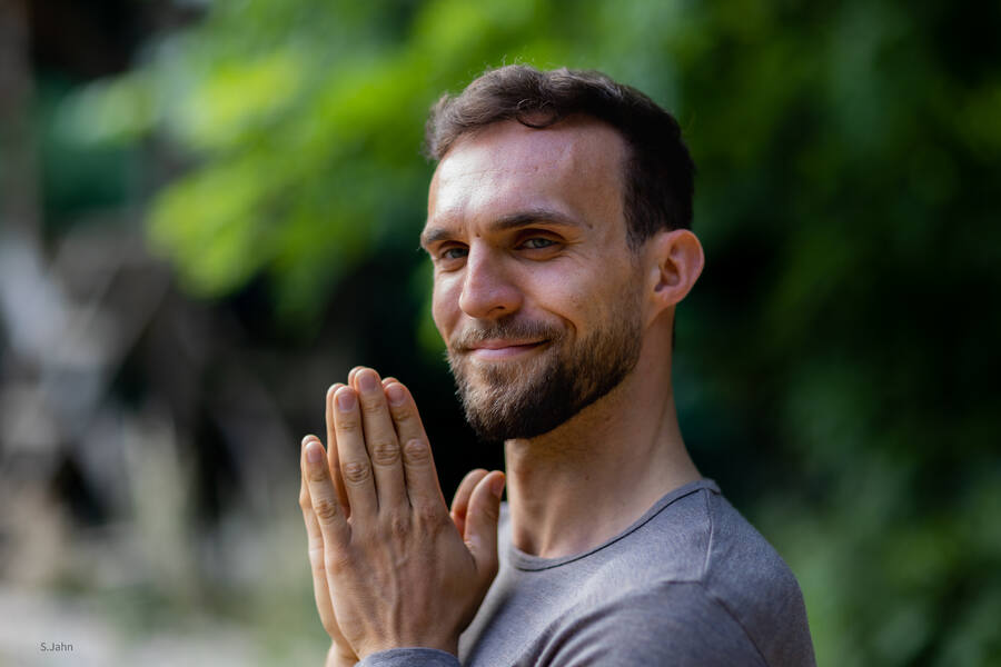 Portrait von Lucas Appel, Physiotherapeut und Coach in Potsdam, im Grünen