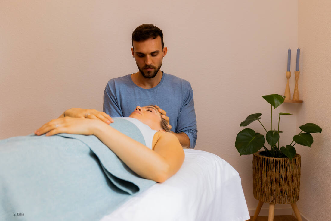 Ruhige Behandlungssituation: sichere, angekündigte Berührung in der Praxis Lucas Appel