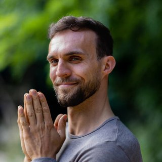 Portrait von Lucas Appel, Physiotherapeut und Coach in Potsdam, Host des Podcasts zwei.stimmig