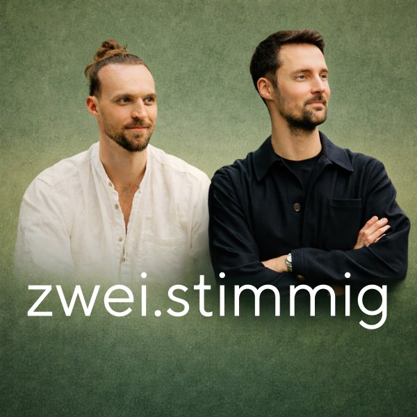 Podcast-Cover zwei.stimmig: Physiotherapeut Lucas Appel aus Potsdam und Coach Marius Hähnke-Busch vor grünem Hintergrund